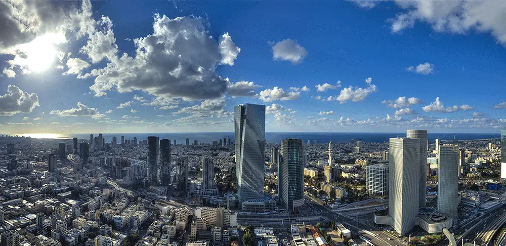 תצפית פנורמית על קו הרקיע של תל אביב והים התיכון