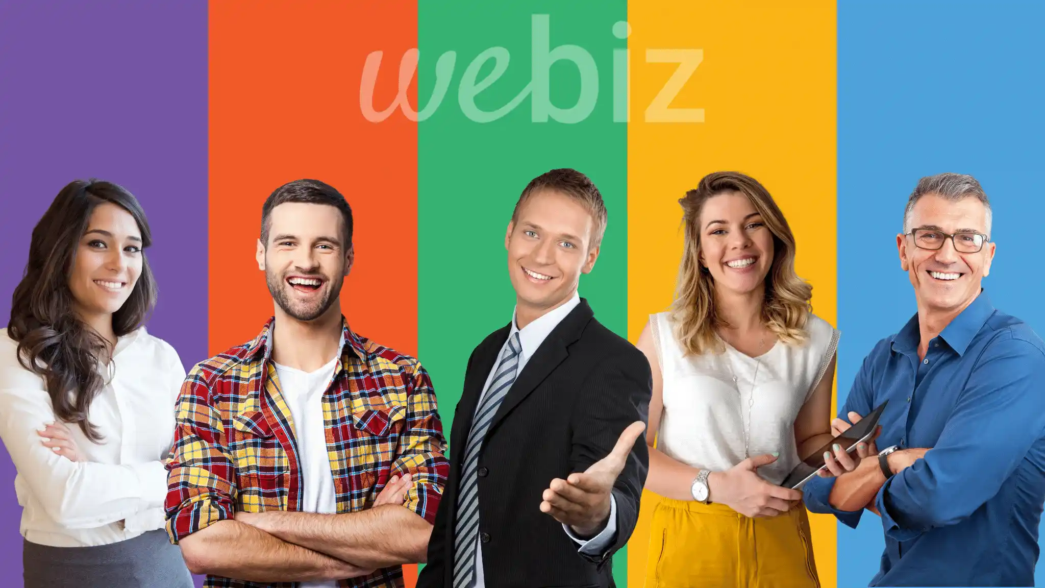חמישה אנשי צוות מחייכים עומדים מול רקעי צבעים אנכיים עם לוגו שקוף