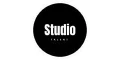 הלוגו העגול השחור עם המילה Studio בלבן במרכז הדימוי