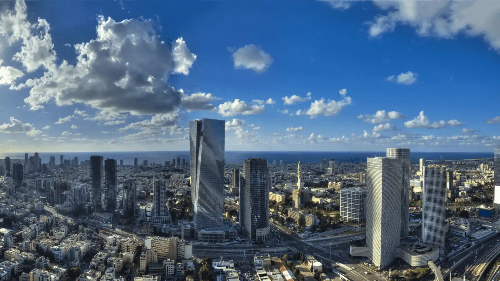 תצפית פנורמית על גורדי שחקים בתל אביב מול הים הכחול
