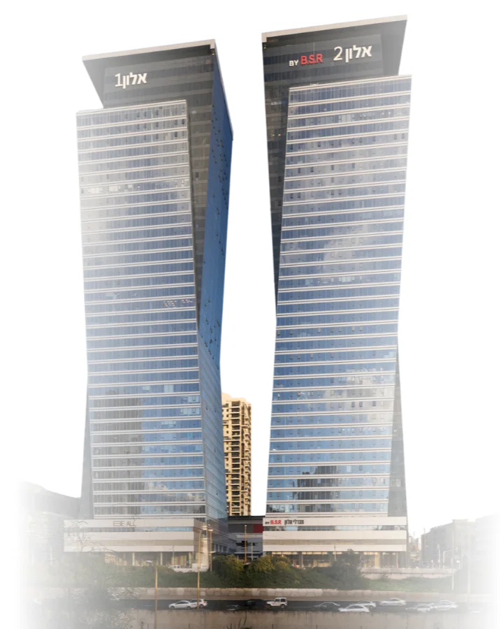 שני מגדלי משרדים מזכוכית מתרוממים בקימור עדין מעל כביש סואן